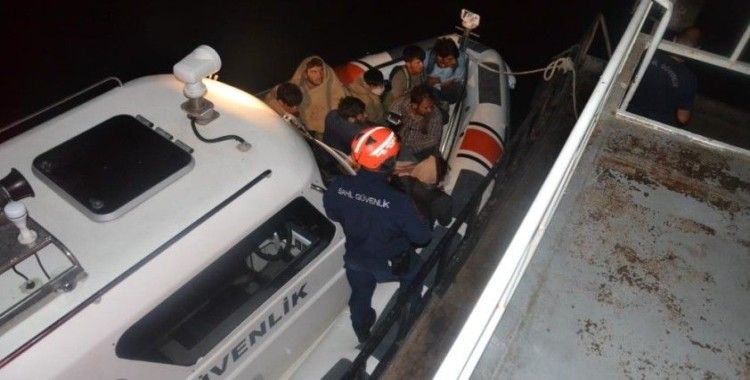 Van Gölü'nü şişme botlarla geçmeye çalışan 60 kaçak göçmen yakalandı