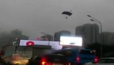 Rusya'da fırtınaya yakalanan paraşütçüler caddeye iniş yaptı