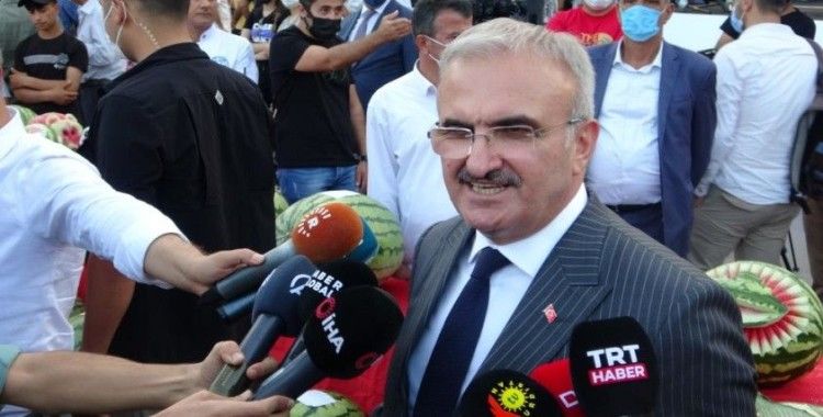 Diyarbakır 11. Karpuz Festivalini coşkuyla kutladı, sokaklarda develer karpuz taşıdı