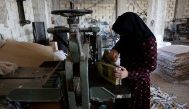 Evlerinden edilen Suriyeli kadınlar, ilkel karton geri dönüşüm fabrikasında çalışıyor