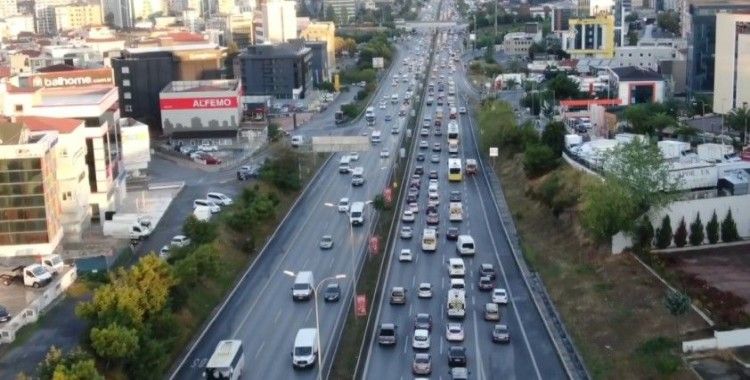 İstanbul’da haftanın son iş gününde trafik yoğunluğu erken başladı