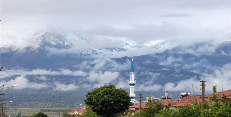 Erzincan ve Ardahan'ın zirvelerine mevsimin ilk karı düştü