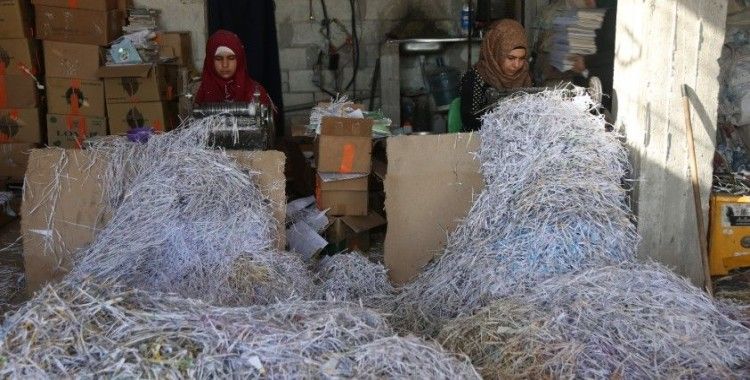  Evlerinden edilen Suriyeli kadınlar, “ilkel” karton geri dönüşüm fabrikasında çalışıyor