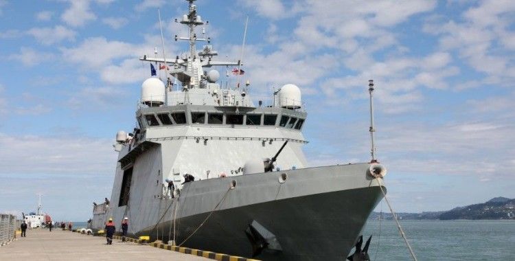Aralarında Türkiye’nin de bulunduğu NATO savaş gemileri Batum’a demir attı