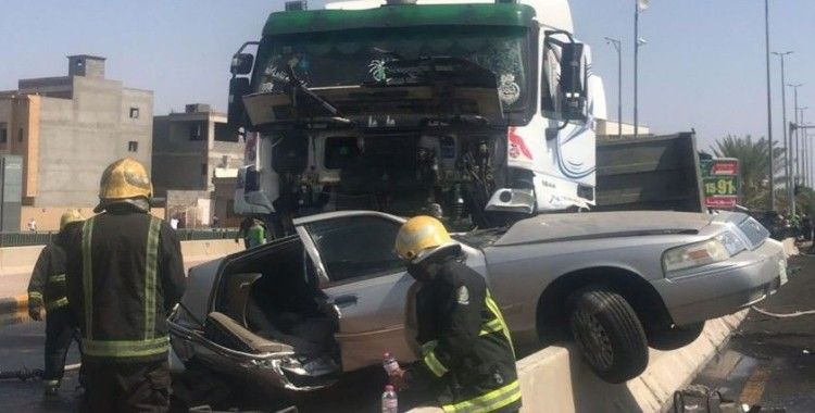 Suudi Arabistan'da tır kırmızı ışıkta bekleyen araçları biçti: 4 ölü, 5 yaralı