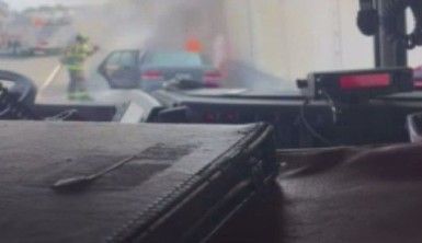 ABD polisi otoyolda yanan aracın sürücüsünü kurtardı