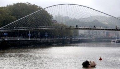 İspanya'da nehrin ortasına yerleştirilen heykel korkuttu
