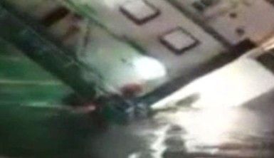 Cezayir'de limanda demirli olan gemi yan yattı