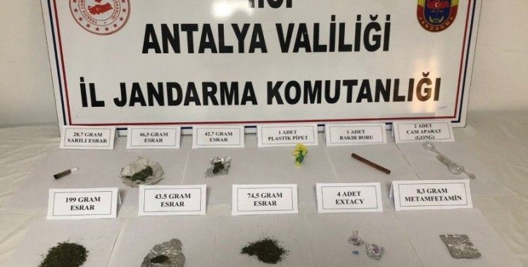 Kontrol noktasında durdurulan araçtan çok sayıda uyuşturucu madde çıktı