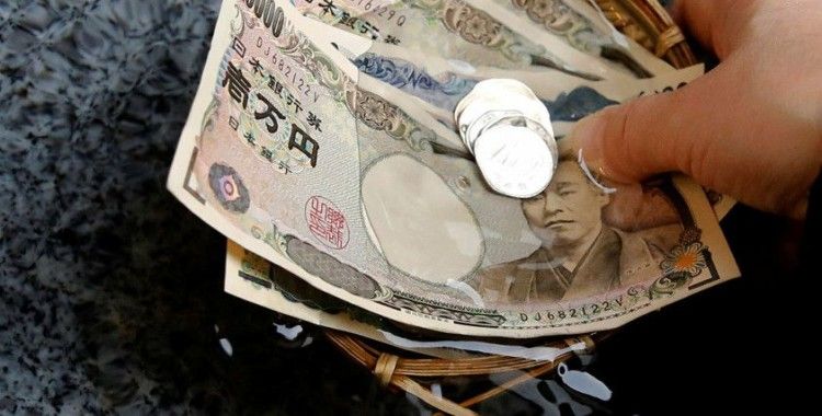 Pahalı akşam yemeklerinde ağırlandığı ortaya çıkan Japon bakan, 1 aylık maaşını geri verecek