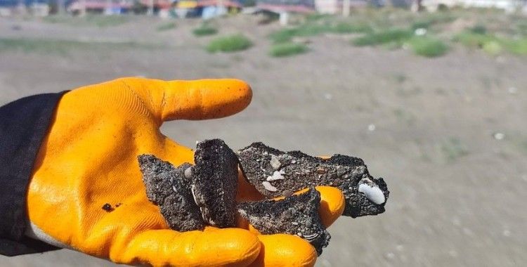 Petrol atıkları kumsalda yoğunluk oluşturdu