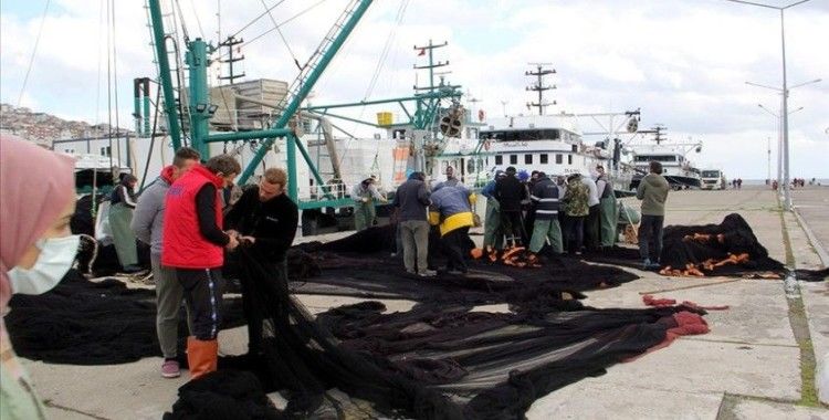 Hava muhalefeti nedeniyle denize açılamayan balıkçılar ağlarının bakımını yapıyor
