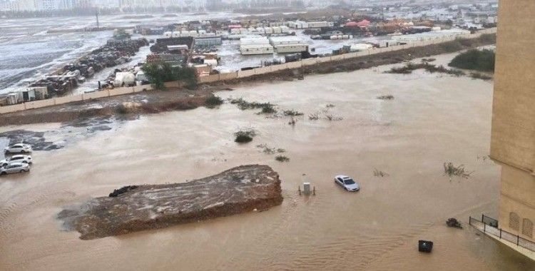 Umman'ı tropik fırtına vurdu: 1 çocuk öldü