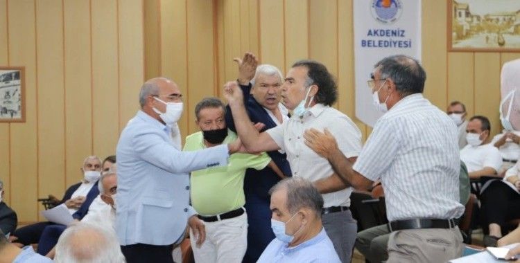 HDP’li meclis üyesi, belediye başkanının üzerine yürüdü