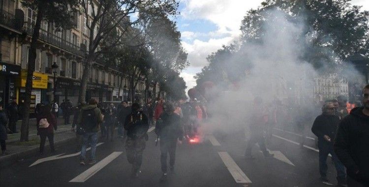 Fransa'da hükümetin sosyal politikalarına karşı grev ve gösteriler düzenlendi