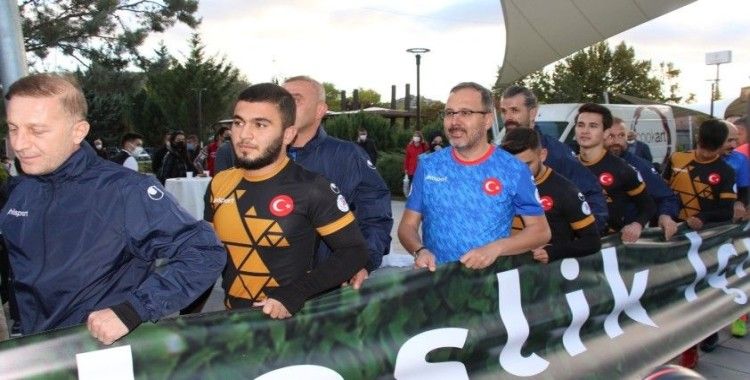 Gençlik ve Spor Bakanı Kasapoğlu, yeşil sahada gençlerle buluştu