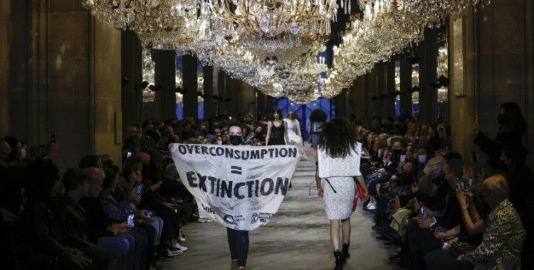 Louis Vuitton defilesinde 'Aşırı Tüketim' protestosu