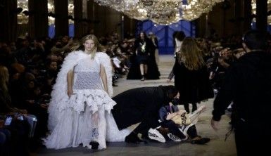 Louis Vuitton defilesinde Aşırı Tüketim protestosu