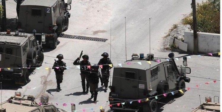 İsrail güçleri ikisi çocuk 20 Filistinliyi gözaltına aldı
