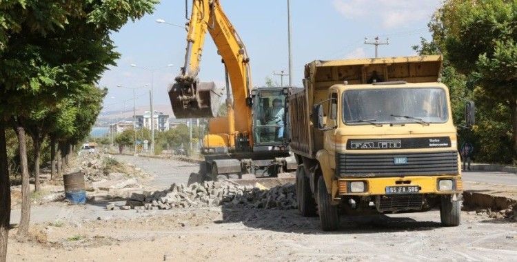 Büyükşehir, Gevaş'taki cadde yenileme çalışmalarına başladı