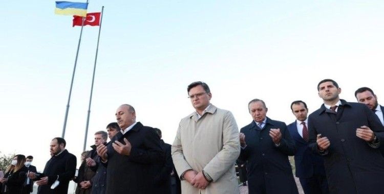 Dışişleri Bakanı Çavuşoğlu, Ukrayna’da Türk şehitliklerini ziyaret etti