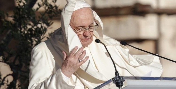 Papa’nın rüzgara karşı zor anları