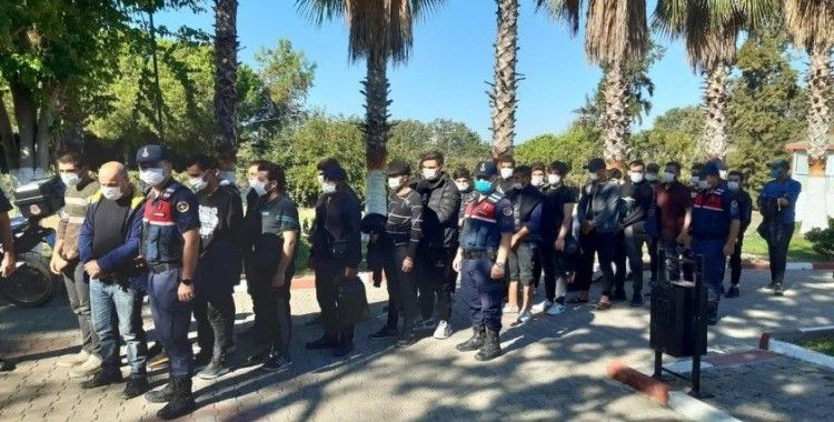 Antalya’da deniz kıyısındaki sazlık alana saklanan 28 düzensiz göçmen yakalandı