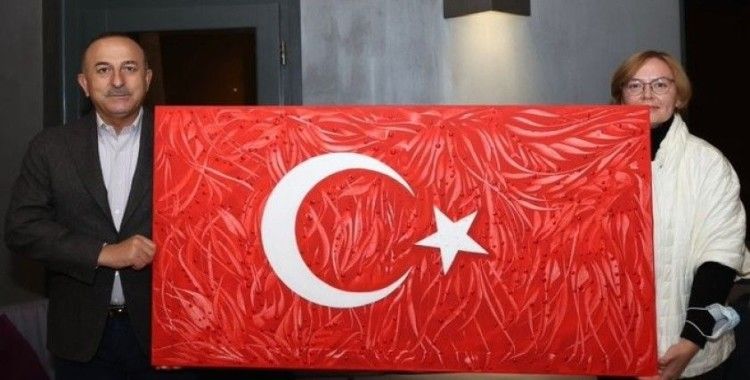Ukraynalı ressam dereceye girdiği Türk bayrağı tablosunu Bakan Çavuşoğlu’na hediye etti