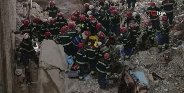 Gürcistan’da çöken binadan 8 saat sonra 1 kişi kurtarıldı