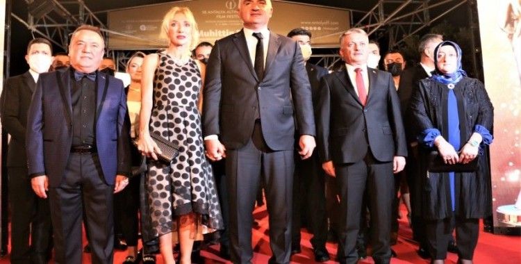 58. Antalya Altın Portakal Film Festivali’nde kırmızı halıda şıklık yarışı