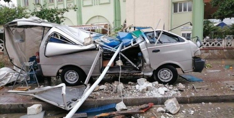 Aydın'da fırtına nedeniyle reklam tabelası ve çatının düşmesi sonucu 4 kişi yaralandı