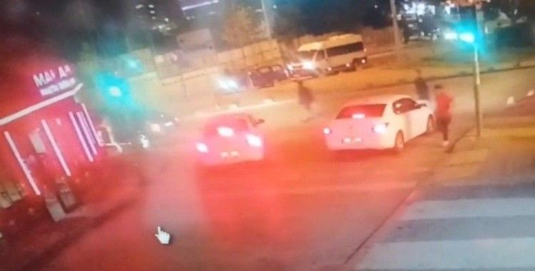 Maltepe’de yolun karşısına geçen kadına otomobil çarptığı anlar kamerada