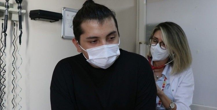 Hastanede Kovid-19 tedavisi gören gençten yaşıtlarına 'aşı olun' çağrısı