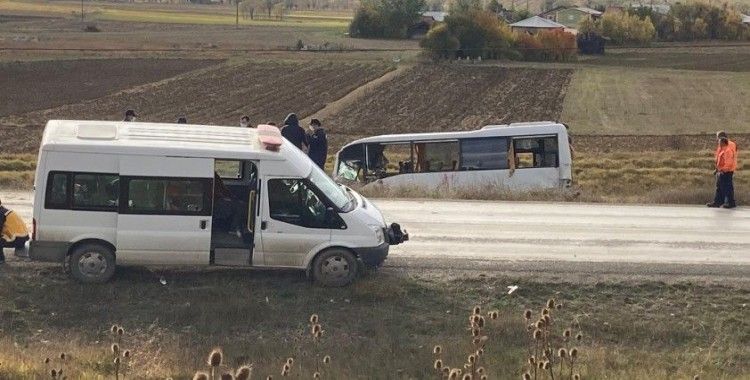 Kastamonu’da polis memurlarını taşıyan midibüs kaza yaptı: 12 yaralı