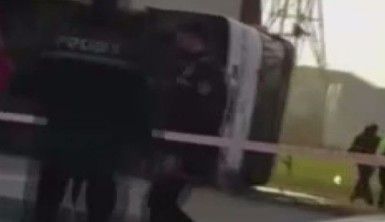 Azerbaycan'da kamyonun çarptığı otobüs devrildi