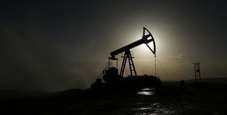 IEA küresel petrol talebindeki artış öngörüsünü yukarı yönlü revize etti