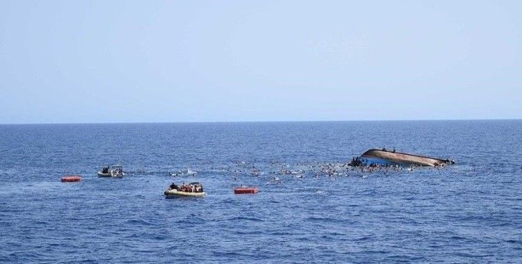 Tunus açıklarında alabora olan tekneden 17'si kadın 123 düzensiz göçmen kurtarıldı
