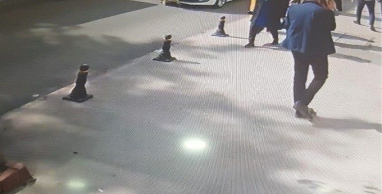 Aniden yola fırlayan çocuğa otomobilin çarptığı anlar güvenlik kamerasında