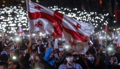 Gürcistan'da eski Cumhurbaşkanı Saakaşvili için binlerce kişi sokağa indi