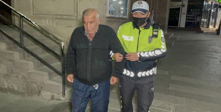 İş umuduyla geldiği Aksaray’da sokakta kalan yaşlı adama polis yardım eli uzattı