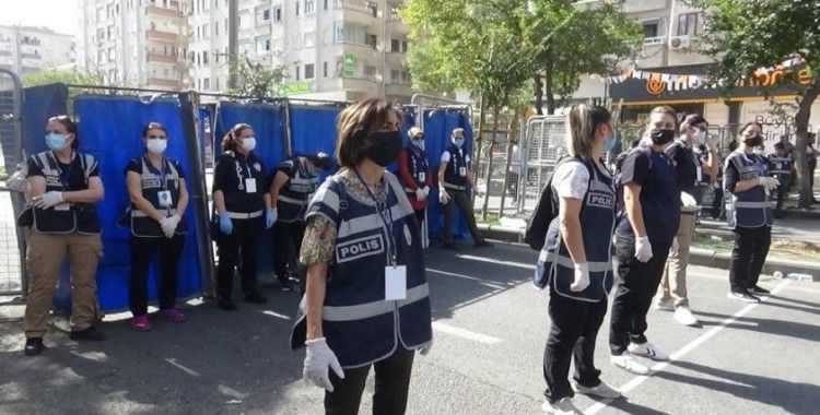 Diyarbakır'da kadın polisler kadınlar için yapılan mitingde kuş uçurtmadılar