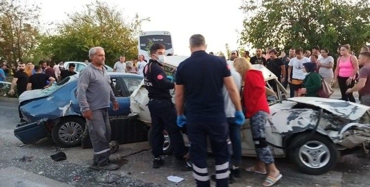 Antalya’da 7 aracın karıştığı kazada ortalık savaş alanına döndü: 1 ölü, 8 yaralı