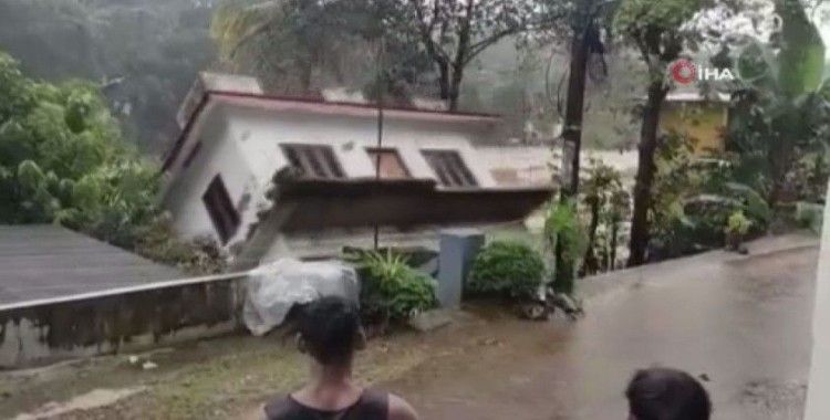 Hindistan’da sel sularına dayanamayan ev yıkıldı
