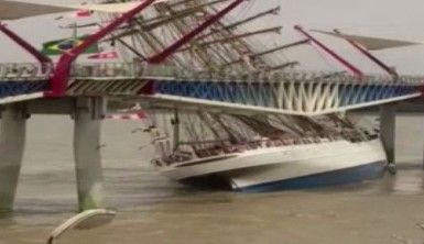 Brezilya Donanması'na ait eğitim gemisi Ekvador'da köprüye çarptı