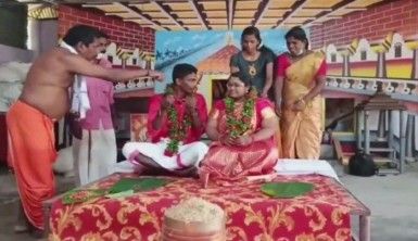 Hindistan'da sel felaketi düğüne engel olamadı