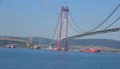 Dev platform 57 metre suya batırılarak 1915 Çanakkale Köprüsü altından geçti