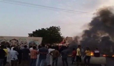 Sudan'da Başbakan ve bakanlar gözaltına alındı, halk sokaklara döküldü