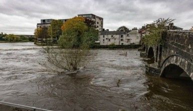 İngiltere'de sel, Nehirler taştı, yollar sular altında kaldı