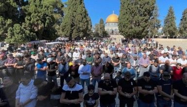 Mescid-i Aksa'da 50 bin Filistinli cuma namazı kıldı