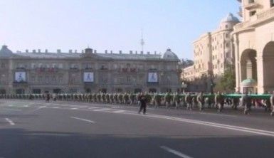 Azerbaycan Zafer Günü'nde 440 metrelik bayrakla geçit yapıldı